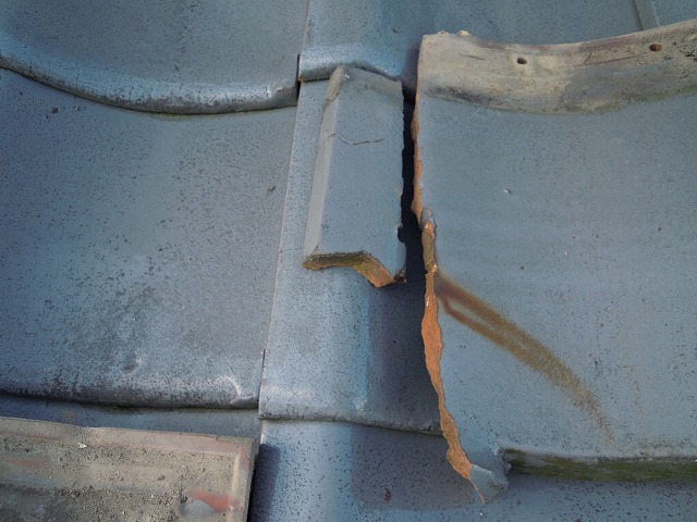 名東区にて台風被害により「変な音がした」瓦の割れが発生した屋根の修理相談、差し替え工事を実施